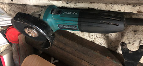 Image 1: Manufacturers instruction manuals advise that handles must be installed securely before operation. Image 1: Manufacturers instruction manuals advise that handles must be installed securely before operation.