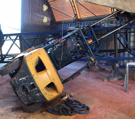 Image 2: The momentum of the jib tipped the second forklifts sideways. Image 2: The momentum of the jib tipped the second forklifts sideways.