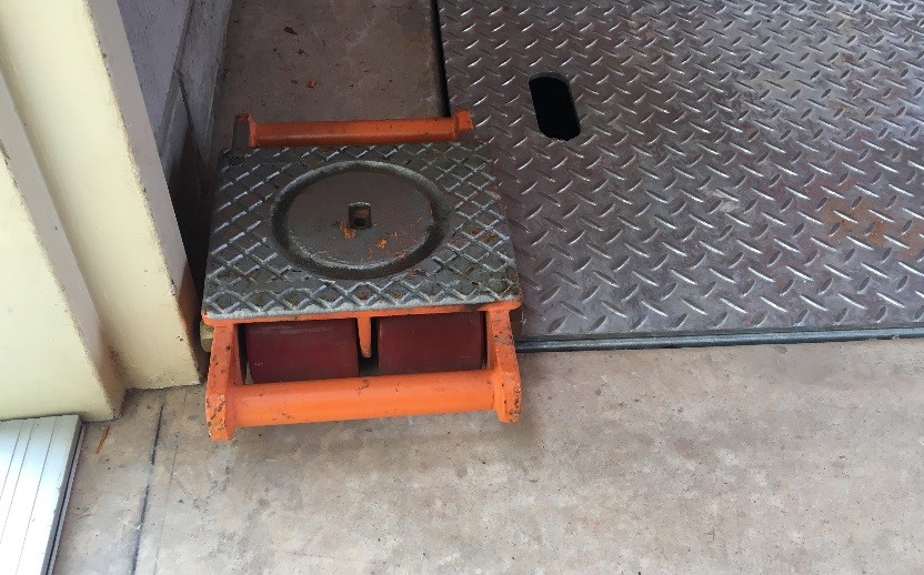 The load skates positioned at the edge of the checker plate most likely contributed to the incident. Image shows the load skates positioned at the outer edge of the checker plate.